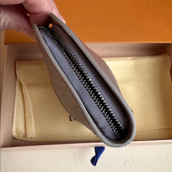 Vintage Louis Vuitton Lilac Epi Demi Lune Zip Wallet with box and dustbag VI0031 - Picture 5 of 17